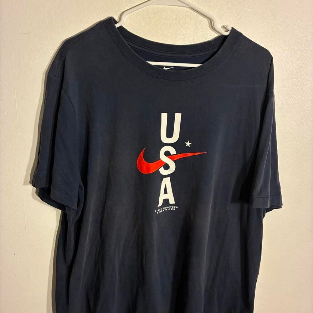 Nike Men's Navy and Blue T-shirt